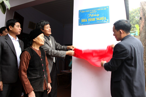 Gắn biển nhà tình nghĩa cho gia đình bà Nguyễn Thị Lụa (mẹ của liệt sỹ Nguyễn Huy Thân) tại huyện Chương Mỹ